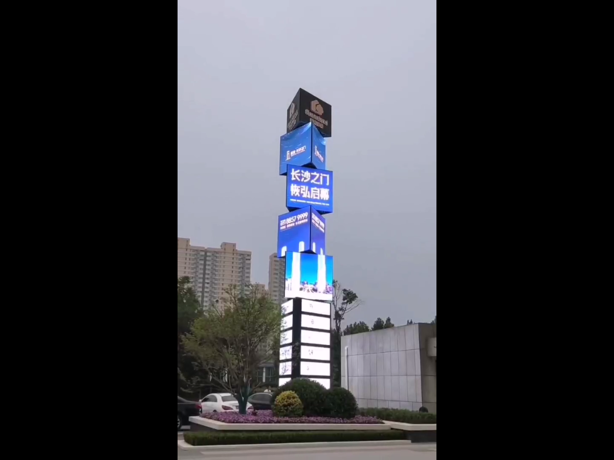 湖南長(zhǎng)沙綠地之門(mén)旋轉(zhuǎn)屏項(xiàng)目